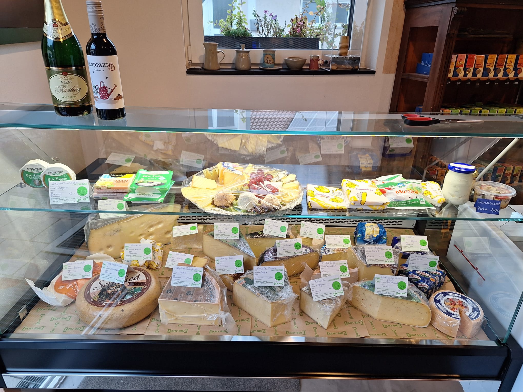 Käsetheke mit großer Auswahl an Bio-Käsespezialitäten